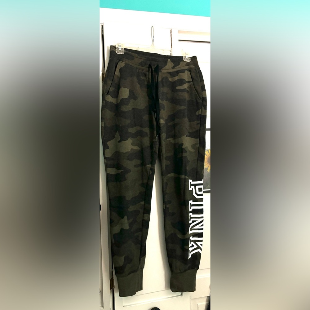 VS PINK women’s dark green camo print joggers, size small